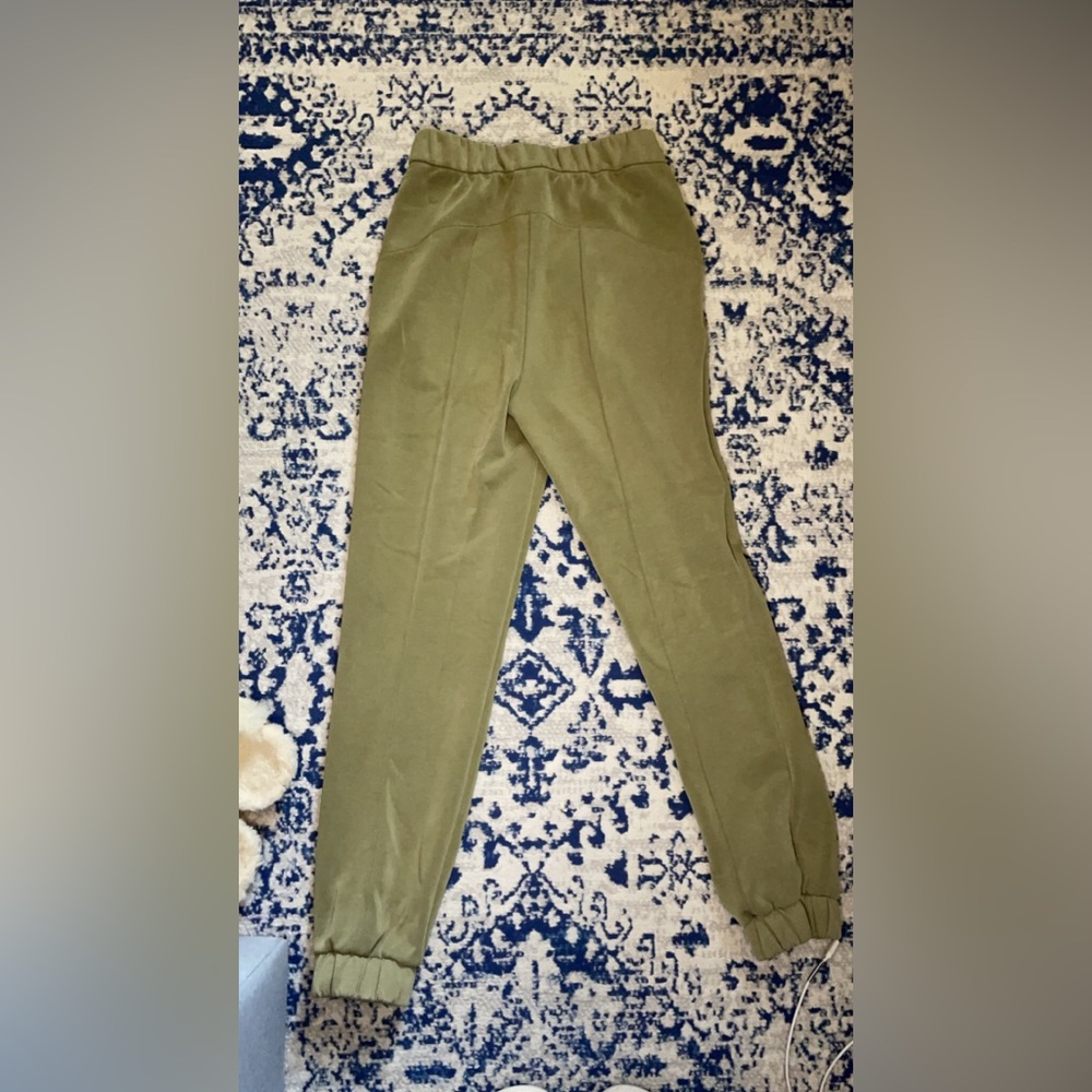 LULULEMON DISCONTINUED OLIVE GREEN JOGGERS